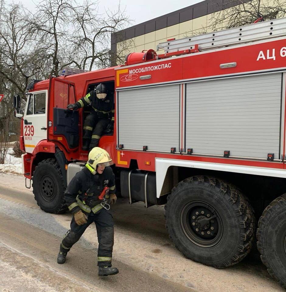 Пожарные 239-й пожарно-спасательной части #Мособлпожспас отработали пожарно-тактическое занятие на объекте спорта